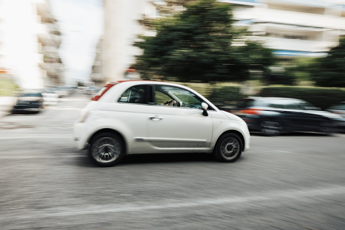 Auto en movimiento en la ciudad