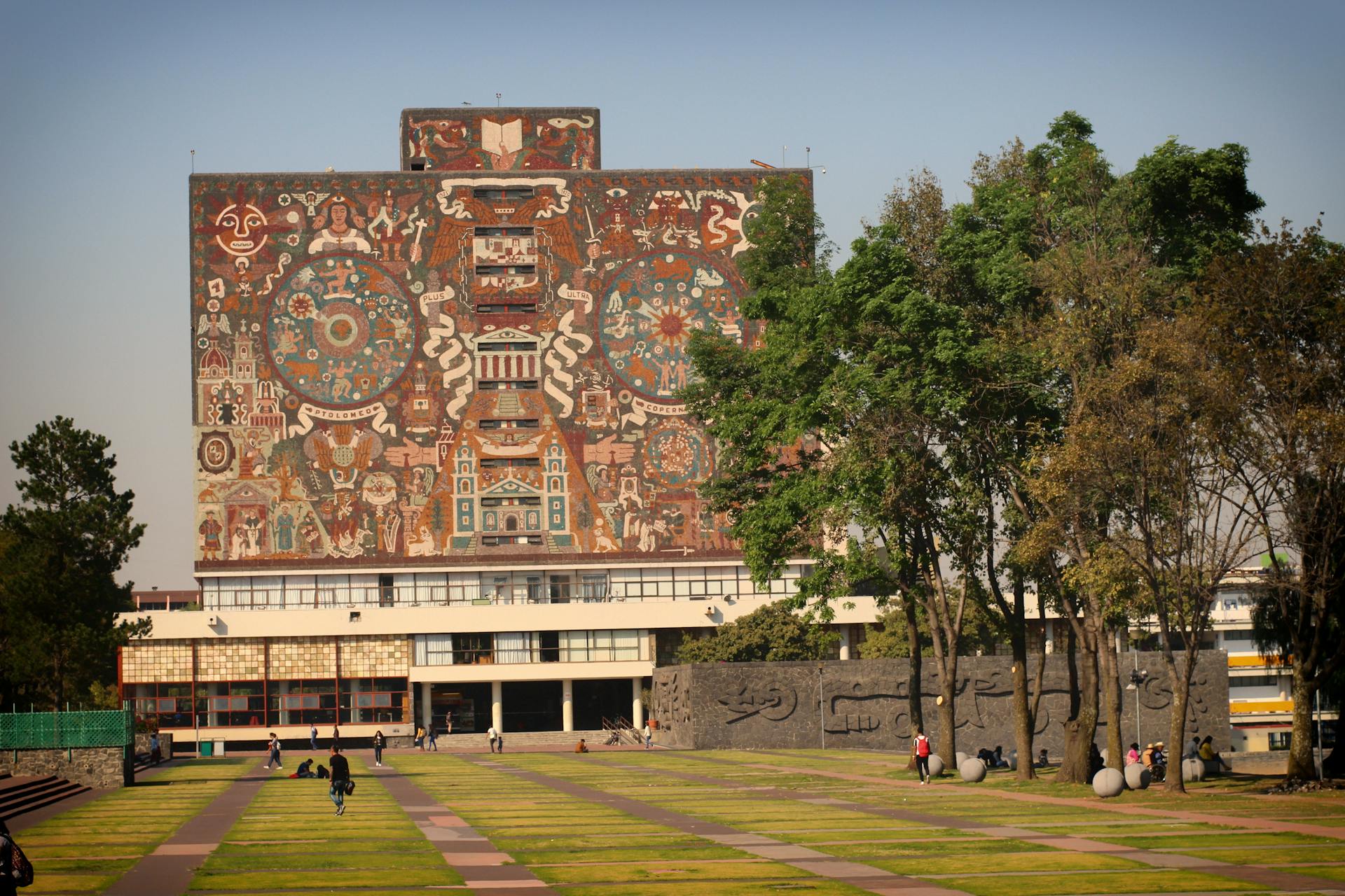Fachada monumental de la Biblioteca Central de la UNAM