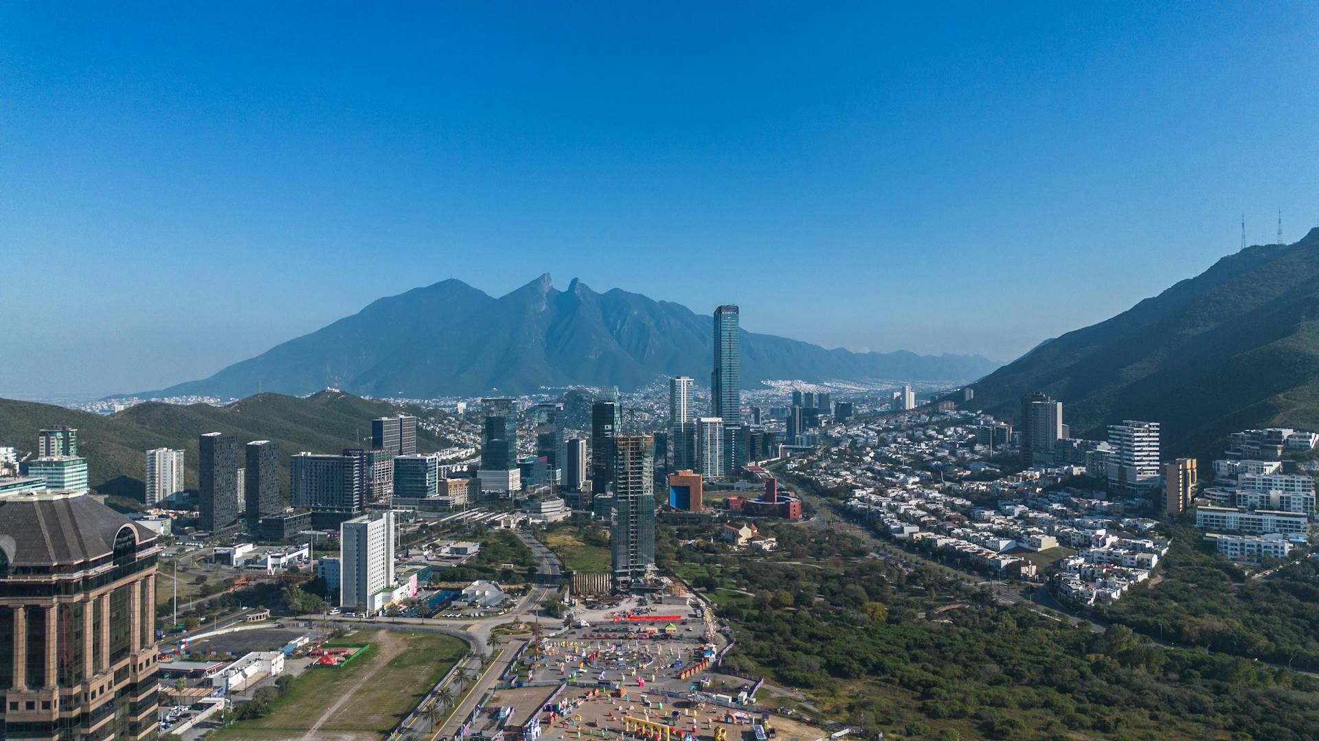 Vista aérea de Monterrey con el Cerro de la Silla