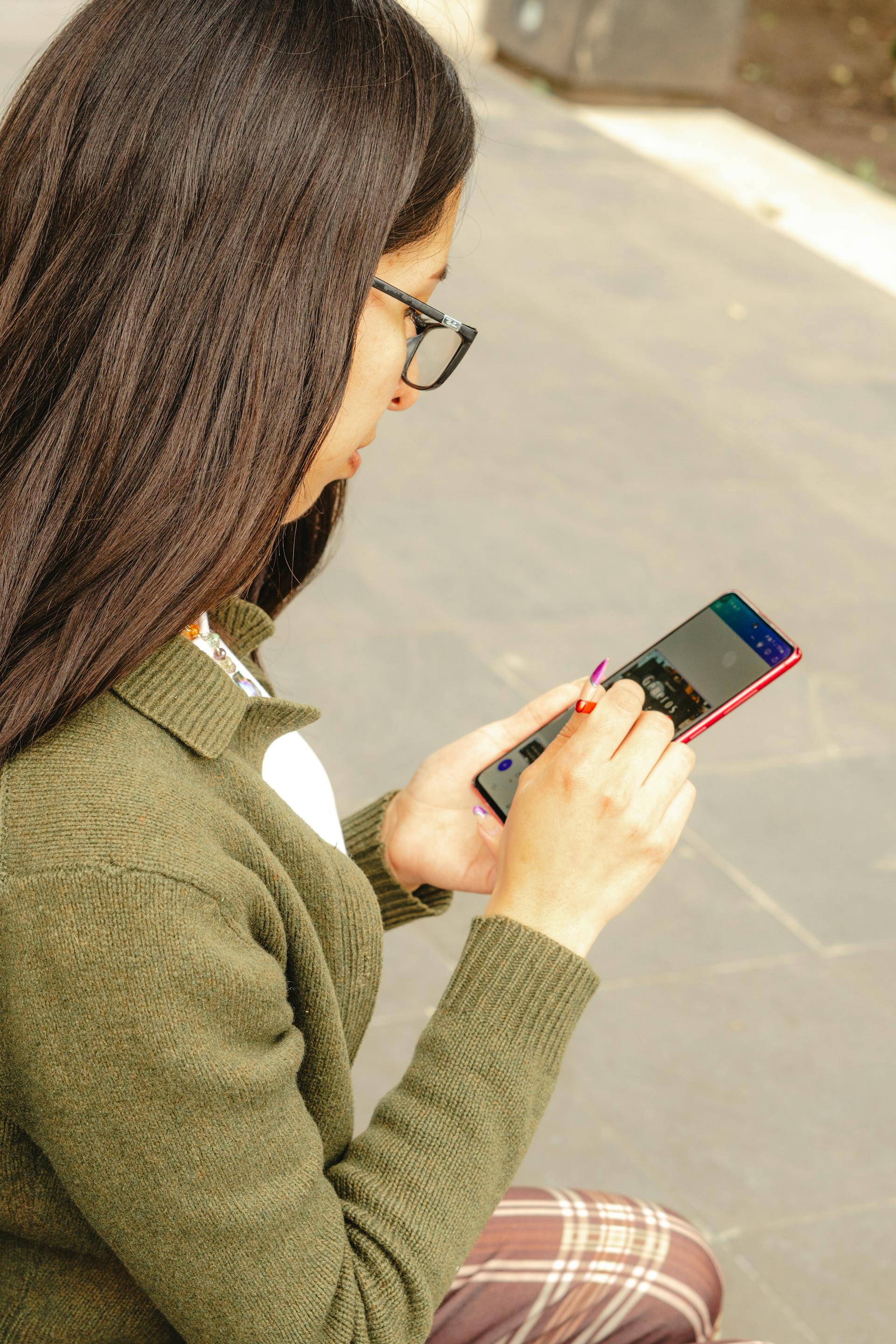 Joven con celular esperando su viaje