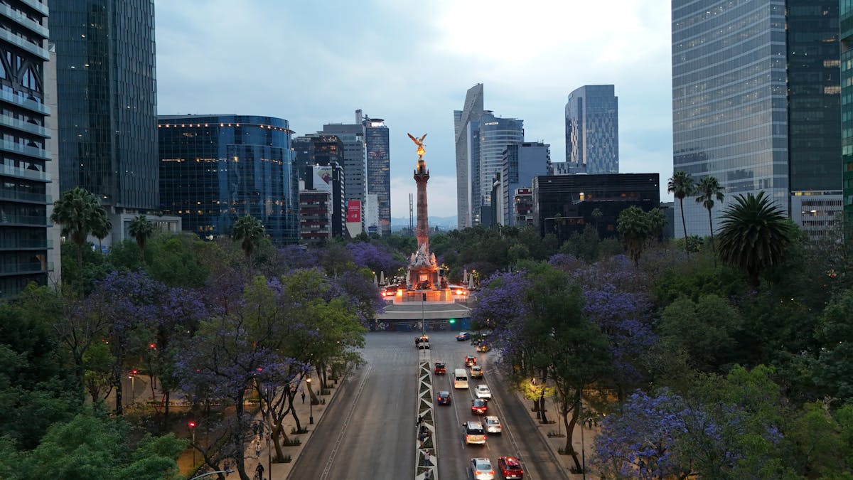 Paseo de la Reforma con el Ángel de la Independencia
